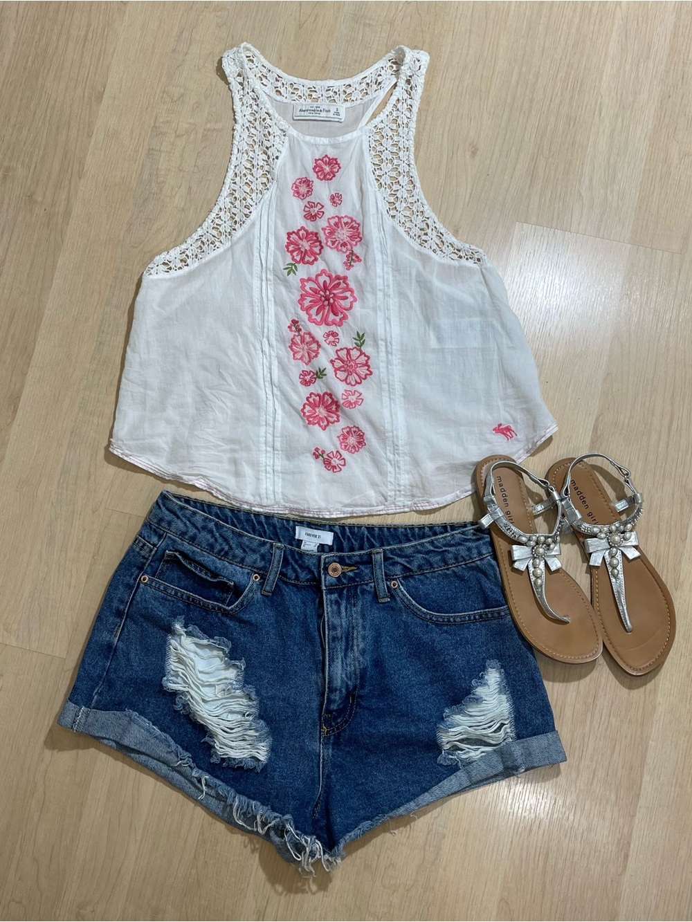 🌷🌷🌷Forever 21 Premium Denim High-Rise Distressed Jean Shorts🌊🐟☀️